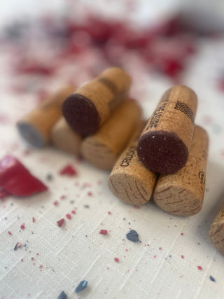 Corchos crusoe treasure de vino una vez abiertos sobre mesa con mantel blsnco