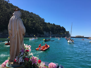 Estatua de la Virgen del Carmen en la proa del barco de Bodega Crusoe Treasure
