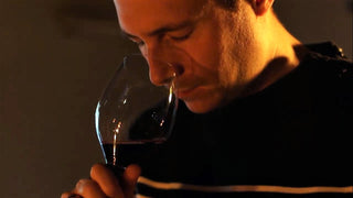 hombre con copa de vino tinto Crusoe Treasure en fase olfativa