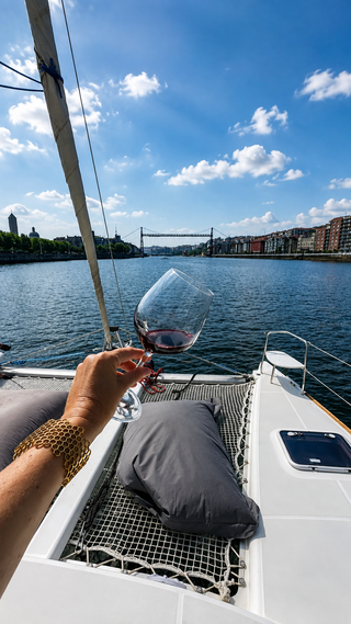 Crusoe Treasure: vino submarino, cata y navegación por Getxo