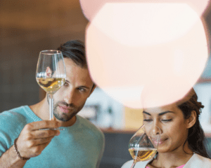 Una pareja realizando una cata de vino blanco